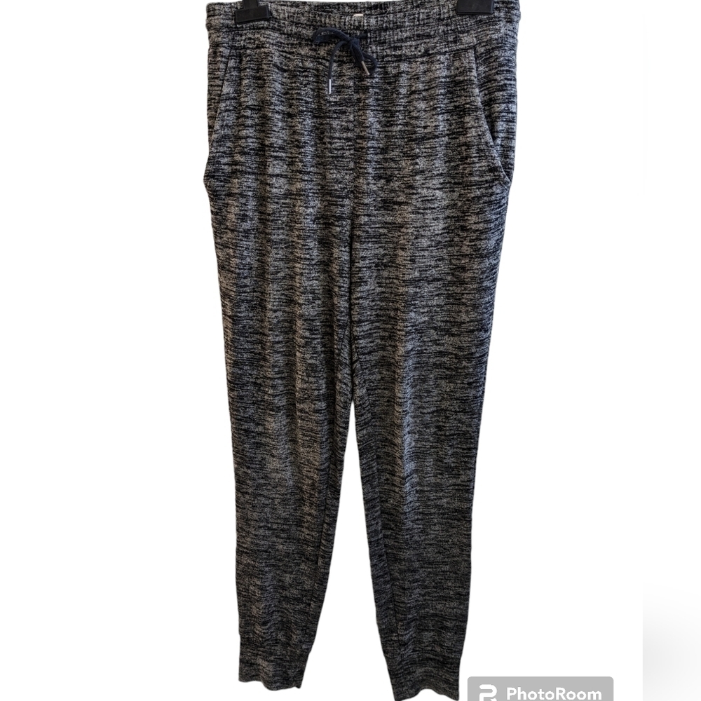 Aritzia Wilfred Free align joggers size M.  Heathered black and gray.